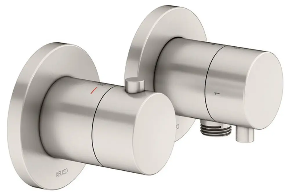 Zwei Wandarmaturen aus gebürstetem Nickel von Keuco, eine mit Bedienknopf zur Warmwasserregulation und eine für den Schlauchanschluss.